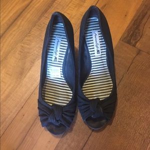 Peep toe black wedges